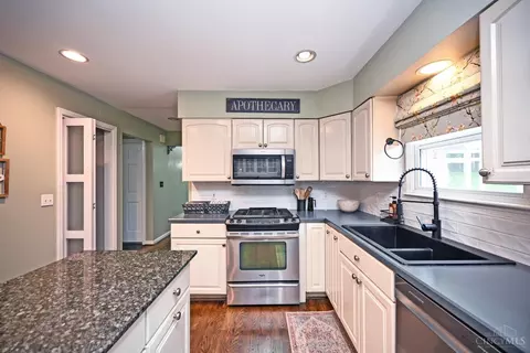 Kitchen - 6212 Stirrup Rd, Cincinnati, OH 45244 photo 5 of 7