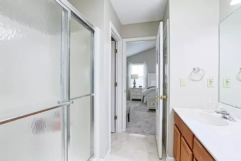 Bath - 673 Mccormick Ln, Cincinnati, OH 45245 photo 3 of 4