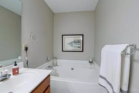 Bath - 673 Mccormick Ln, Cincinnati, OH 45245 photo 2 of 4
