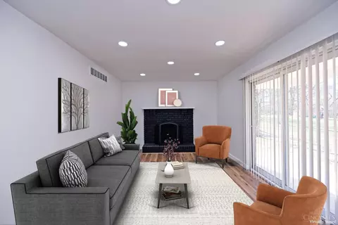 Living - 10219 Winstead Ln, Cincinnati, OH 45231 photo 3 of 5