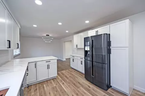 Kitchen - 10219 Winstead Ln, Cincinnati, OH 45231 photo 3 of 4