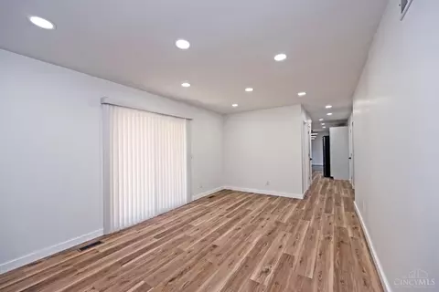 Living - 10219 Winstead Ln, Cincinnati, OH 45231 photo 5 of 5