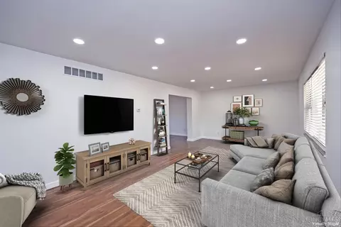 Living - 10219 Winstead Ln, Cincinnati, OH 45231 photo 1 of 5