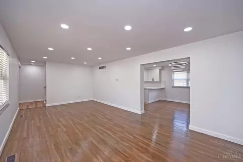 Living - 10219 Winstead Ln, Cincinnati, OH 45231 photo 2 of 5