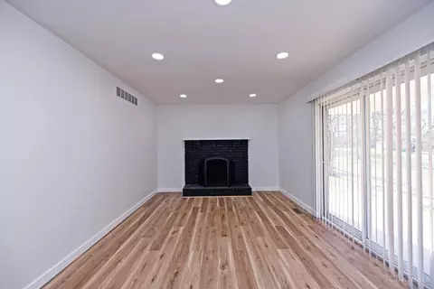 Living - 10219 Winstead Ln, Cincinnati, OH 45231 photo 4 of 5
