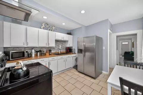 Kitchen - 819 Summit Ave, Cincinnati, OH 45204 photo 1 of 1