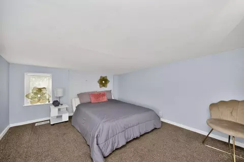 Bedroom - 819 Summit Ave, Cincinnati, OH 45204 photo 4 of 5