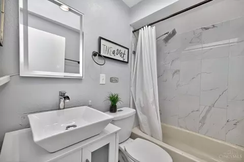 Bath - 819 Summit Ave, Cincinnati, OH 45204 photo 2 of 2