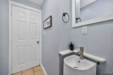 Bath - 819 Summit Ave, Cincinnati, OH 45204 photo 1 of 2