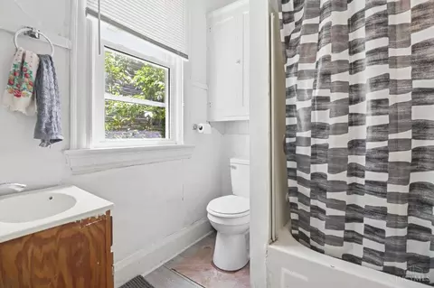 Bath - 219 Atkinson St, Cincinnati, OH 45219 photo 1 of 6