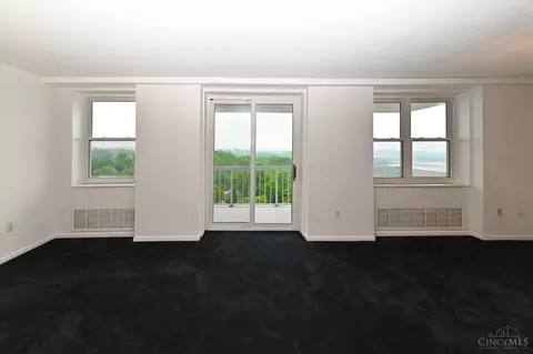 Living - 2444 Madison Rd, Cincinnati, OH 45208 photo 4 of 9