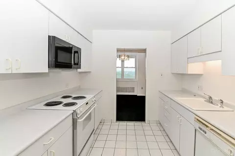 Kitchen - 2444 Madison Rd, Cincinnati, OH 45208 photo 4 of 4