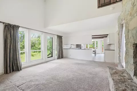 Living - 4852 Eck Rd, Middletown, OH 45042 photo 4 of 12