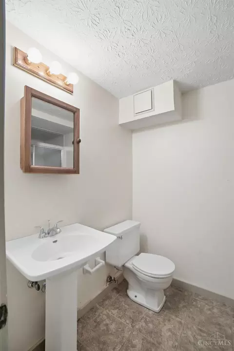 Bath - 4852 Eck Rd, Middletown, OH 45042 photo 11 of 13