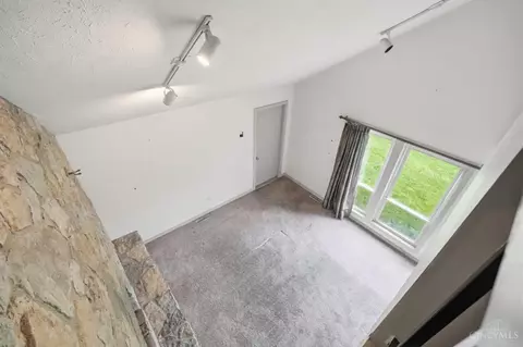 Living - 4852 Eck Rd, Middletown, OH 45042 photo 3 of 12