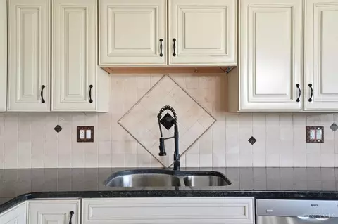 Kitchen - 4852 Eck Rd, Middletown, OH 45042 photo 2 of 5