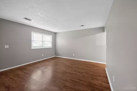 Living - 1315 Meredith Dr, Cincinnati, OH 45231 photo 2 of 4