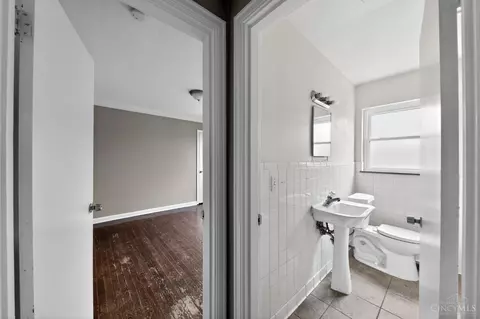 Entry Way - 1903 Acorn Dr, Cincinnati, OH 45231 photo 1 of 2