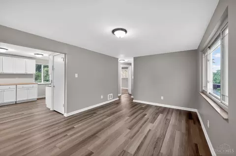 Living - 6331 Stover Ave, Golf Manor, OH 45251 photo 2 of 3