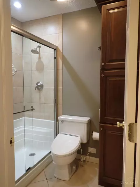 Bath - 469 Maple Circle Dr, Springdale, OH 45246 photo 6 of 7