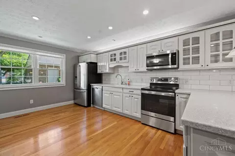 Kitchen - 469 Maple Circle Dr, Springdale, OH 45246 photo 4 of 6