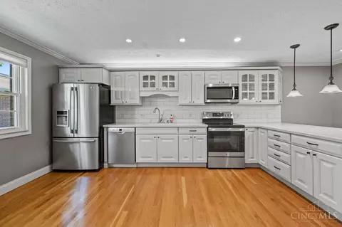 Kitchen - 469 Maple Circle Dr, Springdale, OH 45246 photo 5 of 6