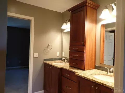 Bath - 469 Maple Circle Dr, Springdale, OH 45246 photo 2 of 7