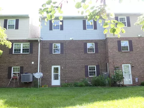 Exterior - 469 Maple Circle Dr, Springdale, OH 45246 photo 2 of 6