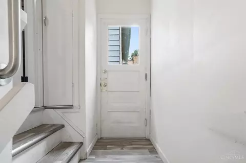 Entry Way - 6229 Fairhurst Ave, Cincinnati, OH 45213 photo 6 of 6