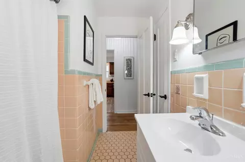 Bath - 6229 Fairhurst Ave, Cincinnati, OH 45213 photo 2 of 3