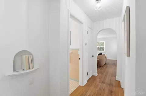 Entry Way - 6229 Fairhurst Ave, Cincinnati, OH 45213 photo 3 of 6