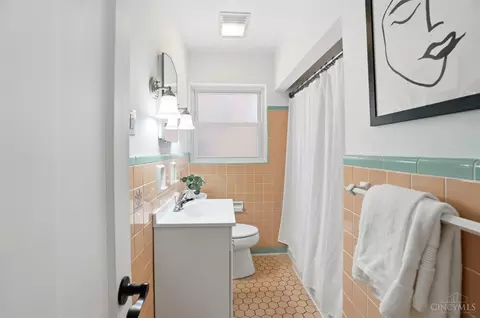 Bath - 6229 Fairhurst Ave, Cincinnati, OH 45213 photo 1 of 3
