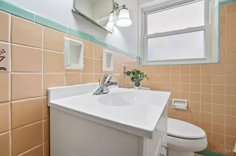 Bath - 6229 Fairhurst Ave, Cincinnati, OH 45213 photo 3 of 3