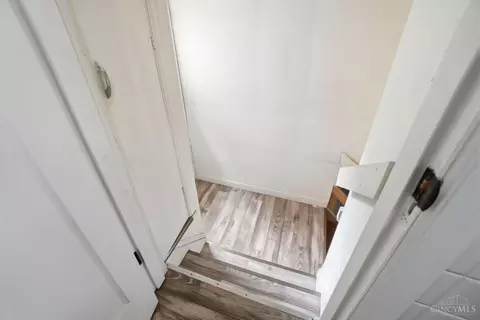 Entry Way - 6229 Fairhurst Ave, Cincinnati, OH 45213 photo 5 of 6