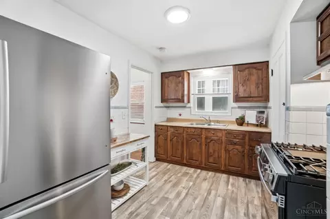Kitchen - 6229 Fairhurst Ave, Cincinnati, OH 45213 photo 2 of 3
