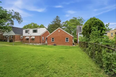 Exterior - 6229 Fairhurst Ave, Cincinnati, OH 45213 photo 6 of 12