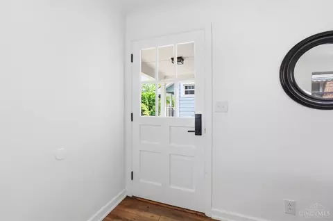 Entry Way - 6229 Fairhurst Ave, Cincinnati, OH 45213 photo 1 of 6