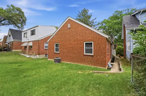 Exterior - 6229 Fairhurst Ave, Cincinnati, OH 45213 photo 8 of 12