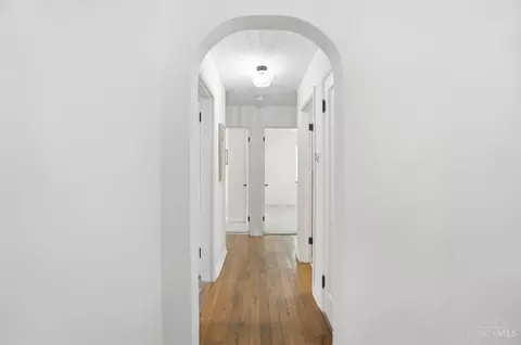 Entry Way - 6229 Fairhurst Ave, Cincinnati, OH 45213 photo 4 of 6