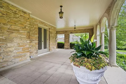 Exterior - 32 Hampton Ln, Cincinnati, OH 45208 photo 4 of 13