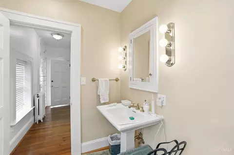 Bath - 32 Hampton Ln, Cincinnati, OH 45208 photo 2 of 9