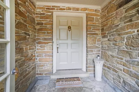 Entry Way - 32 Hampton Ln, Cincinnati, OH 45208 photo 1 of 12