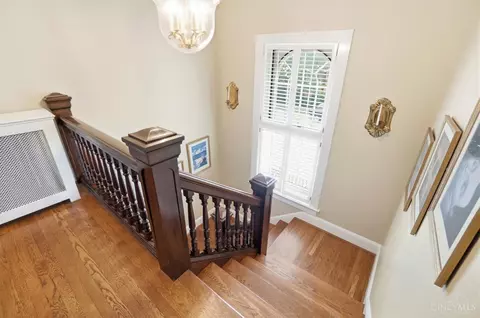 Entry Way - 32 Hampton Ln, Cincinnati, OH 45208 photo 10 of 12