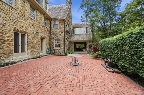 Exterior - 32 Hampton Ln, Cincinnati, OH 45208 photo 6 of 13