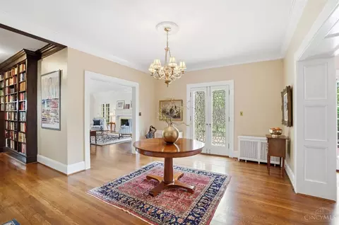 Entry Way - 32 Hampton Ln, Cincinnati, OH 45208 photo 4 of 12
