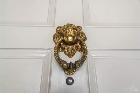Entry Way - 32 Hampton Ln, Cincinnati, OH 45208 photo 2 of 12
