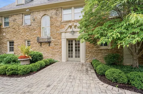 Exterior - 32 Hampton Ln, Cincinnati, OH 45208 photo 2 of 13