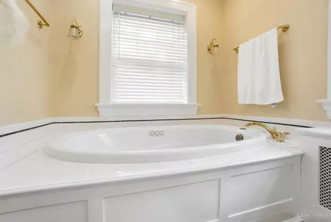 Bath - 32 Hampton Ln, Cincinnati, OH 45208 photo 3 of 9