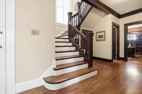 Entry Way - 32 Hampton Ln, Cincinnati, OH 45208 photo 9 of 12