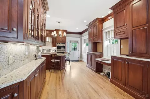 Kitchen - 32 Hampton Ln, Cincinnati, OH 45208 photo 6 of 7